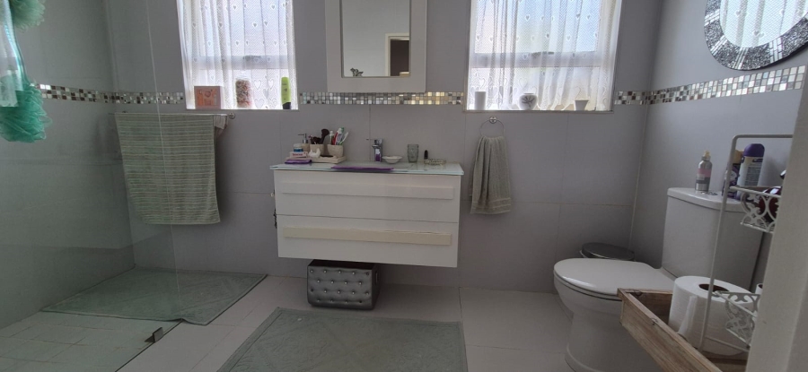 5 Bedroom Property for Sale in Hartenbos Central Western Cape